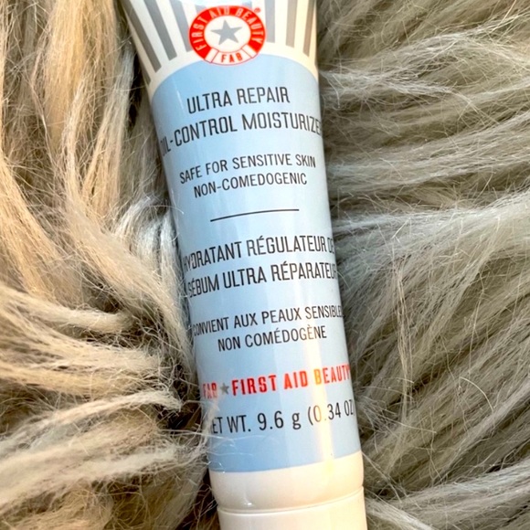 FIRST AID BEAUTY Ultra Repair Oil Control Moisturizer - Picture 1 of 6
